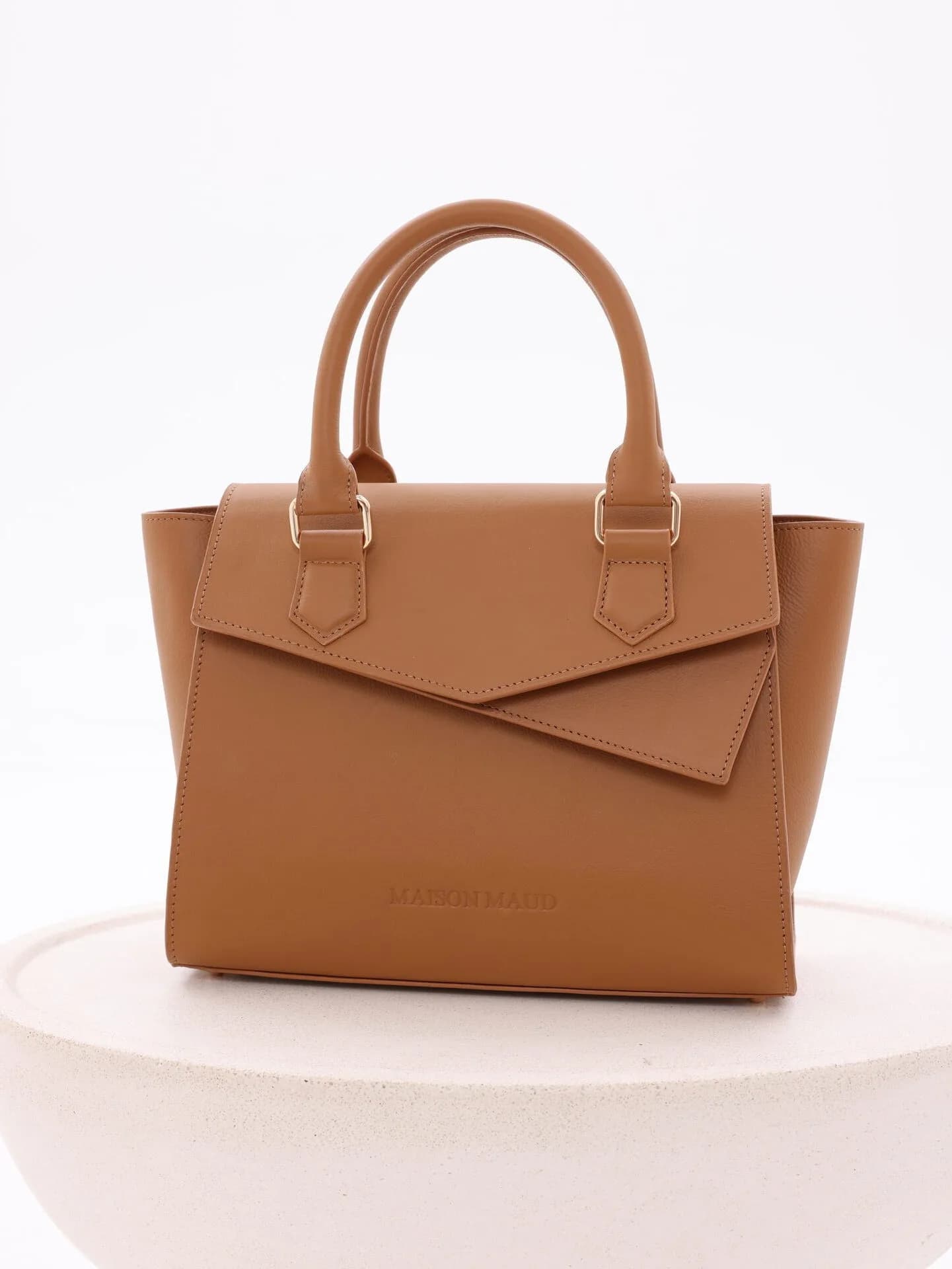 Handbag ÉdÉ - Crafted from premium full-grain cowhide leather sourced from the UAE, the Handbag ÉdÉ is a testament...