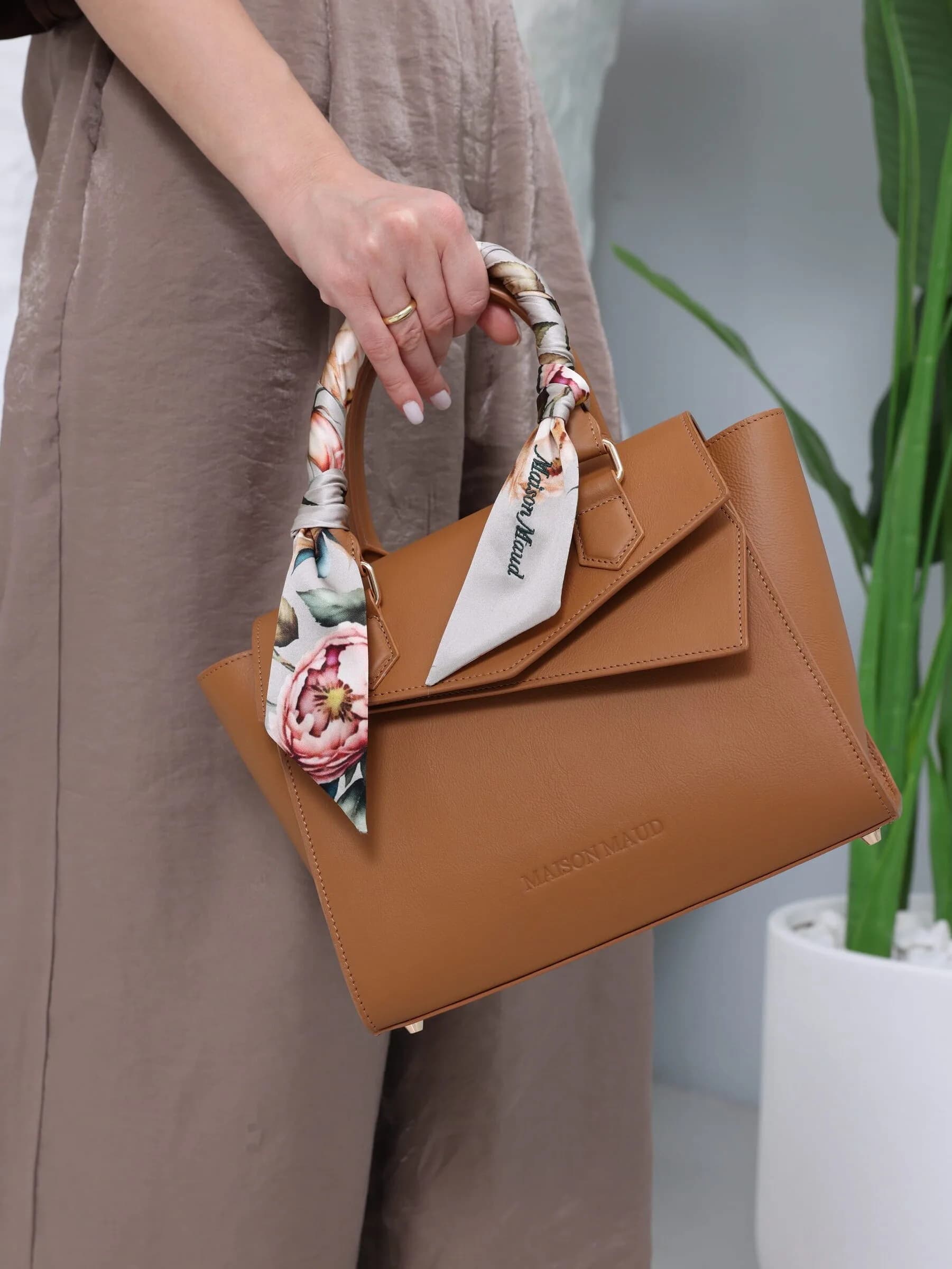 Handbag ÉdÉ by Maison Maud — carried at the side